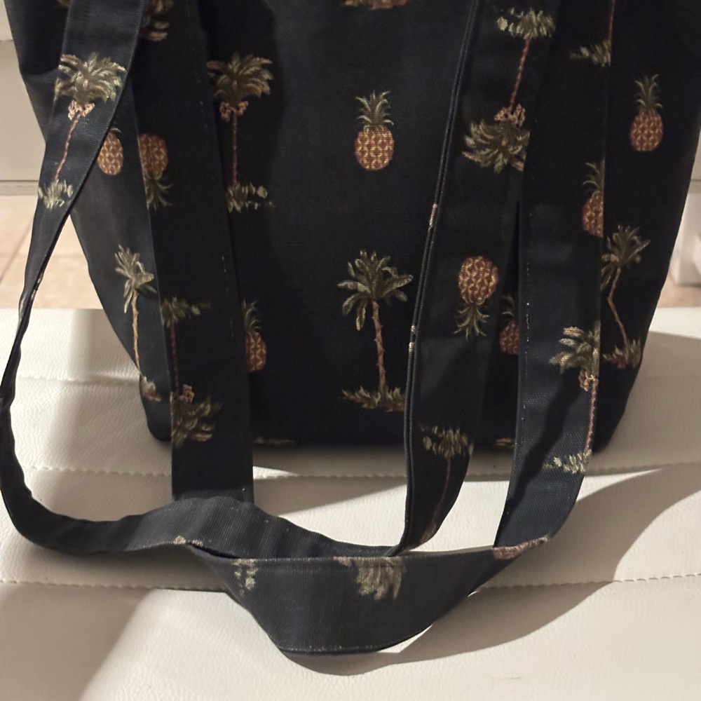 Pineapple and palm tree shoulder handbag. Very cute.
